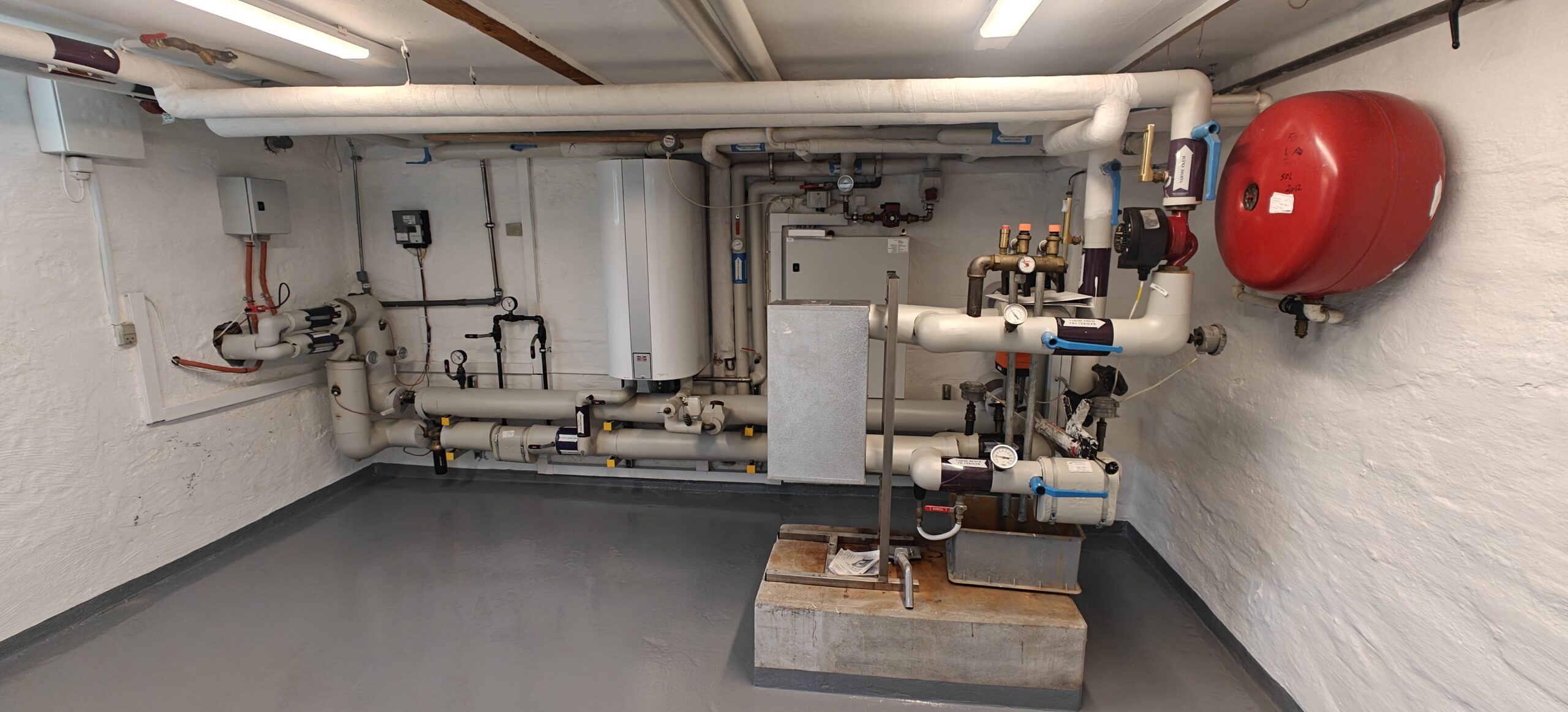 Forside Optimering af ældre varmeanlæg Installation af nye fjernvarmeanlæg Udskiftning af defekte eller utidssvarende komponenter Regelmæssig service og vedligeholdelse Energirådgivning og hjælp til at sænke varmeregningen
